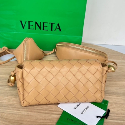 BV Bottega Veneta 2023秋冬新款三合一 717429 經典的傳承編織工藝 多功能斜挎包 採用羊皮皮材質 舒適耐用 配有一個主隔層 眼鏡盒和耳機盒 再也不用擔心小東西不翼而飛的問題 超級實用的三合一 適合各種凹造型 快來g