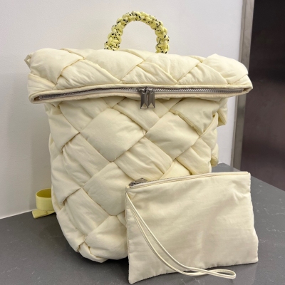 BV Bottega Veneta 新品 男女同款雙肩包來啦690891 軟軟胖胖尼龍背包 秋冬最佳選擇 簡約輕奢風，內裡由橢圓形網面而成 質感像棉被一樣的軟糯越背越依賴 三角形的底部顯的格外突出使造型時髦高級 非常隨性休閒能裝下一切的背包