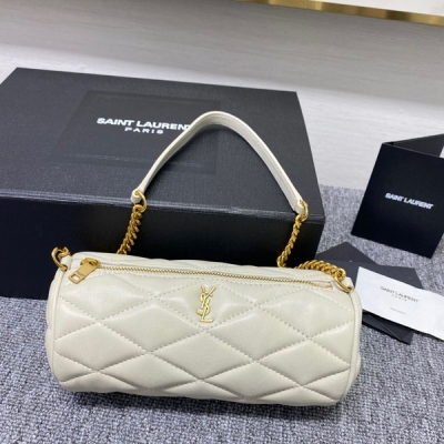 Yves Saint Laurent YSL 聖羅蘭 新款sade腋下圓筒包 小羊皮搭配復古金屬鏈條，對於喜歡小廢包的人來說簡直剛剛好容量比woc大很多，夏天背超好看。型號：699703。尺寸：20x10x10CM