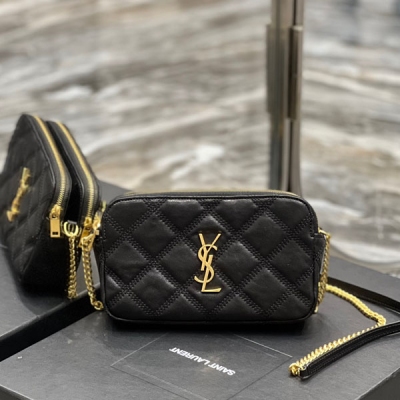 Yves Saint Laurent YSL 聖羅蘭 專櫃最新BECKY 菱形絎縫雙拉鍊手拿包，由手感相當細膩的原廠小羊皮製作而成，搭配菱形絎縫紋路及簡約標誌性logo，大氣經典又百搭！雙拉鍊設計，方便分類收納，包包自重相當輕，尺寸足以容納