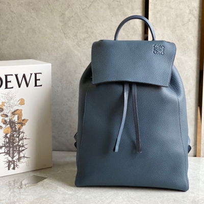 Loewe羅意威 實用型背包出貨選用質感柔軟粒面牛皮拼接經典牛皮，配有抽繩開合和前翻蓋，並配有按扣，雙肩背可調節長短，內部扡袋，容量大，簡約大方是你外出的首選~Size:31.5×40.5×14cm （只配禮品袋）溫馨提示：內裡磨砂皮不建議