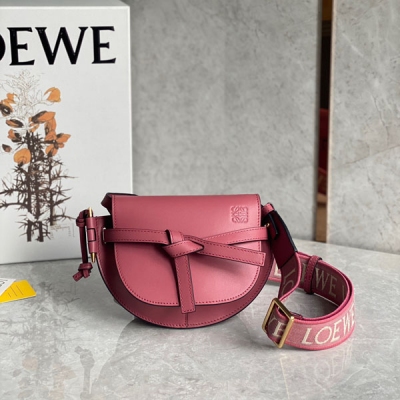 Loewe羅意威 升級版字母寛肩帶馬鞍包MiniGateDual手袋出貨絕絕子 寛肩帶簡直是靈魂之筆 賦予了gate全新的生命包身採用柔軟牛皮革精製而成，可拆卸調節牛皮提繡花肩帶 單肩斜挎、腰包 胸包都非常~背上身很顯氣質 容量也非常線上