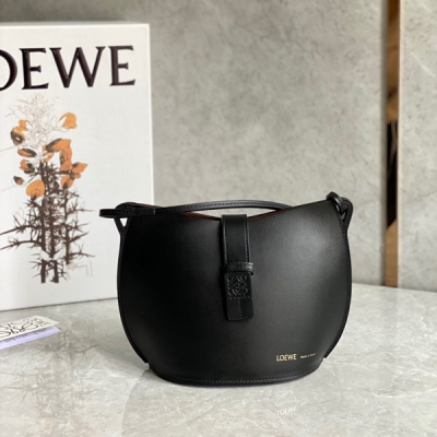 Loewe羅意威 Moulded Bucket Bag 超可愛小水桶包出貨啦 時尚立體的Bucket 手袋採用光滑牛皮製成 肩背 斜挎 小個子還當腋下包 （斜挎得看身高體重）肩帶不調節 自重輕 隨身物品都裝 實用性強~小個子必入款Size: