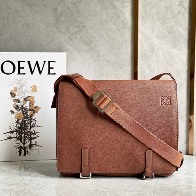 Loewe羅意威 最新軍事郵差包到貨採用柔軟荔面牛皮，翻蓋吸扣開關 棉帆布裡襯其內裡有扡袋，可調節的棉質肩帶,使用舒適感倍增，簡約優雅的男性輪廓，完美詮釋經典信使風格Size：33X25X10cm