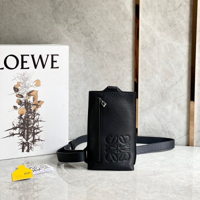 Loewe羅意威 最新粒面垂直T型胸包出貨採用柔軟粒面牛皮製成 質感超贊 帆布內襯 後置大口袋也可放手機喔 多功能穿戴搭配可調節肩帶，精緻小巧、實用性極高喔size:21.5X12.7X6.5cm 配包裝