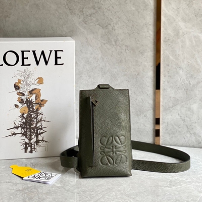 Loewe羅意威 最新粒面垂直T型胸包出貨採用柔軟粒面牛皮製成 質感超贊 帆布內襯 後置大口袋也可放手機喔 多功能穿戴搭配可調節肩帶，精緻小巧、實用性極高喔size:21.5X12.7X6.5cm 配包裝