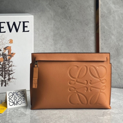 Loewe羅意威 最新顆粒紋T pouch 系列手包出貨選用質感柔軟顆粒紋小牛皮製成，手感超贊，正面飾有Anagram 壓紋大logo，碰撞出與眾不同的都市時尚！size:29.5*20cm