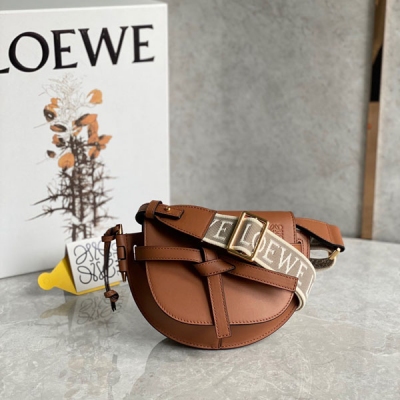 Loewe羅意威 LOEWE 羅意威 Mini Gate Dual 馬鞍手袋 尺寸:15*12.5*9cm（中部最寬處21cm）編碼:522127 顏色: 織帶/粉末灰 將原本的細肩帶更換成存在感更強的帆布寬肩帶，點綴logo印花，休閒率性