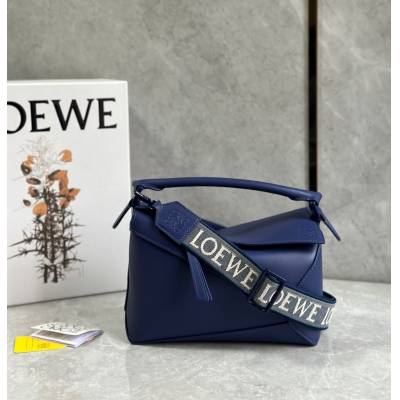 Loewe羅意威 Puzzle edge 2023早春爆款現貨 尺寸:24×16.5×10.5cm 編碼:230106洋薊綠 靈感來自於中國古代陶瓷的單色釉料，在原本經典幾何造型升級改版，採用同色系五金配件，同色系提花肩帶（可調節長度）和同