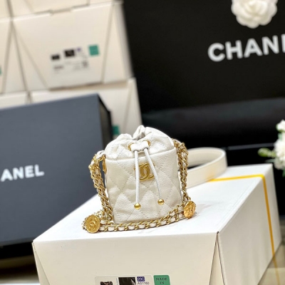 Chanel香奈兒 2022A 高級手工坊系列 金幣小水桶包 小香幸運金幣包一直都是搶爆的款式，專櫃真的超級難買 一個包就有八枚幸運金幣，上身絕對酷爆，自重也不重哦！ 還是最最貼心的荔枝牛皮！這只小水桶是十足小廢包，只能裝的下可愛和口紅，鑰