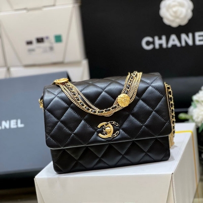 Chanel香奈兒 2022A 高級手工坊系列 鴛鴦扣金幣腋下包 小香幸運金幣包一直都是搶爆的款式，專櫃真的超級難買 一個包就有八枚幸運金幣，上身絕對酷爆，自重也不重哦！經典CF版型無需介紹 非常實用，容量也大！裡外都是小羊皮，超極推薦 編