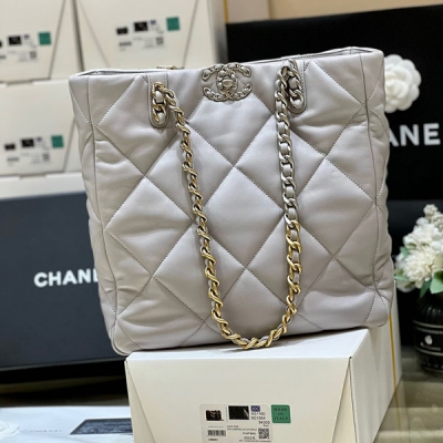 Chanel香奈兒 2022b 秋冬新款預告系列 19 bag tote購物包 22b很受歡迎的托特購物包，容量驚人 沿用經典19元素，實物非常經典耐看 自重也比較輕 進口柔軟小羊皮，手感超好 編號AS3519，尺寸30*37*10cm