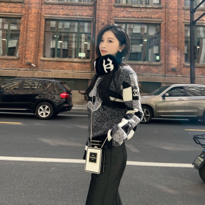 Chanel香奈兒 2022/fw coco女孩小香風針織羊毛套頭衫 N5全新logo更青春時尚簡約小圓領搭配撞色條紋超減齡 滿滿的少女感 百分百進口羊毛 德國機掛毛工藝 數字立體精美 小香女孩必備 SML