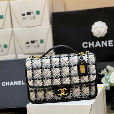 Chanel香奈兒 2022k 秋冬高級成衣系列 22k 毛呢豆腐郵差包 22k超難買的款式之一 郵差包是非常經典的版型，耐看實用是他的特點，加上這塊金屬吊牌，高級感滿滿 毛呢超好搭配，低調奢華款 編號AS3653，尺寸25*21.5*7c