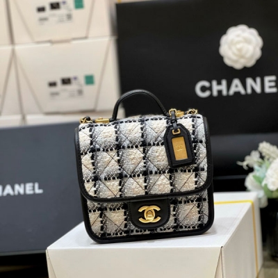 Chanel香奈兒 2022k 秋冬高級成衣系列 毛呢豆腐郵差包 超難買的款式之一 郵差包是非常經典的版型，耐看實用是他的特點，加上這塊金屬吊牌，高級感滿滿 毛呢超好搭配，低調奢華款 編號AS3652，尺寸17*20.5*6cm