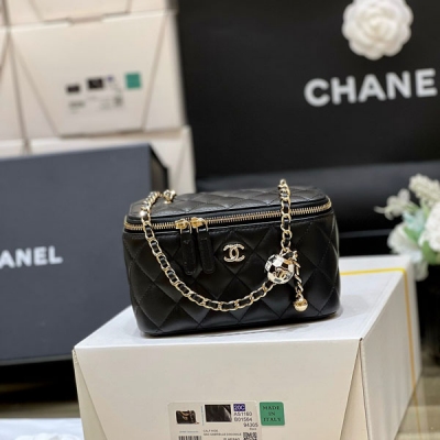 Chanel香奈兒 2023C 早春度假新款 超級火爆又難買的足球長盒子 正品購入開發 23C依然特別難買！足球調節款是明星產品 更是火爆到不行 都要加價 長盒子這幾年都很搶手，容量大，實用 超級推薦 翻蓋自帶化妝鏡哦 獨家原廠正品方框羊皮