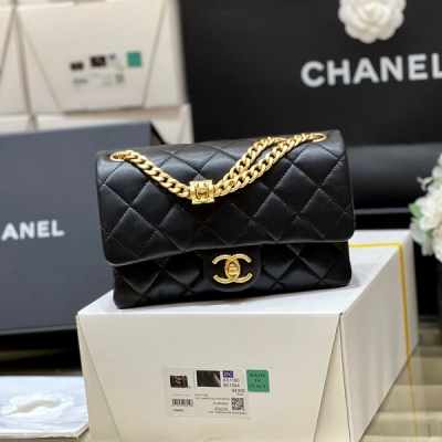 Chanel香奈兒 2023k 秋冬高級成衣系列 本季最火最搶手的小金柱調節包 正品購入開發 22k 新款真是一包難求！貨量非常少！像這樣的熱門款式，都需要溢價買 沿用cf經典版型，鏈條增加了小金柱調節扣真的太實用啦 可以隨意調節長短 超級