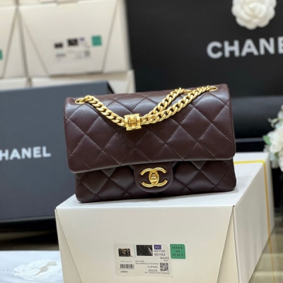 Chanel香奈兒 2023k 秋冬高級成衣系列 本季最火最搶手的小金柱調節包 正品購入開發 22k 新款真是一包難求！貨量非常少！像這樣的熱門款式，都需要溢價買 沿用cf經典版型，鏈條增加了小金柱調節扣真的太實用啦 可以隨意調節長短 超級