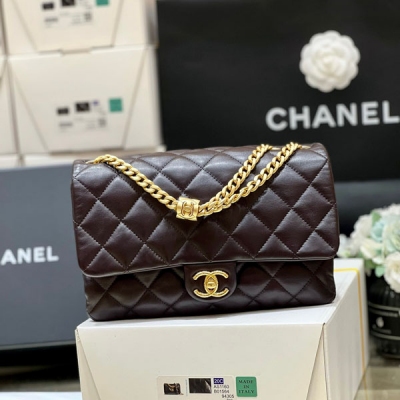 Chanel香奈兒 2023k 秋冬高級成衣系列 本季最火最搶手的小金柱調節包 正品購入開發 22k 新款真是一包難求！貨量非常少！像這樣的熱門款式，都需要溢價買 沿用cf經典版型，鏈條增加了小金柱調節扣真的太實用啦 可以隨意調節長短 超級