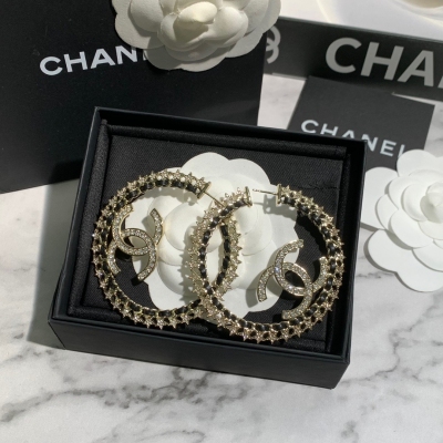 Chanel香奈兒 新品上線 CHANEL的復古美 2023c耳釘 復古感滿滿 雙c裡還有閃閃的金箔 百看不膩 永不過時 形神俱全 品質保證閉眼沖