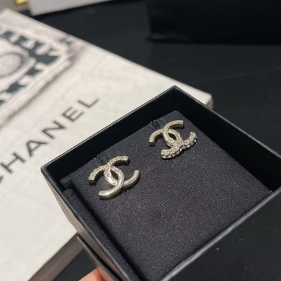 Chanel香奈兒  CHANEL香奈兒 迷你滿鑽包扣耳釘，超級絕美?，以經典的雙c logo 為基礎並加入立體感的設計，黃銅材質，顆顆施華洛鑽，在陽光下超級耀眼，真的超級難買不要錯過啦！經典不過時