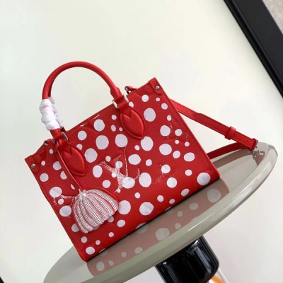 LV路易威登 LOUIS VUITTON LV路易威登 M45653紅圓點 M46412 路易威登再度攜手草間彌生，將此款 LV x YK OnTheGo 小號手袋置於無限波點宇宙，探究這位日本藝術家的靈感根源。波點圖案在牛皮革表面宛如星羅