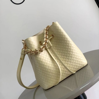 LV路易威登 LOUIS VUITTON LV路易威登 M22598 由柔軟牛皮革製成的 NeoNoé BB 水桶包，飾有 Nano Monogram 壓紋；迷你版 LV 標識與 Monogram 花卉圖案呈現輕柔的對比色效。可拆卸包鏈上的