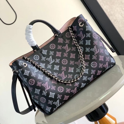 LV路易威登 M59200 M59655 BELLA TOTE 手袋型號Flight Mode 膠囊系列Monogram鏤花穿孔牛皮革塑造舒軟充裕的收納空間，搭配皮革手柄、皮革及金屬鏈條和可拆卸肩帶，手提、肘挎