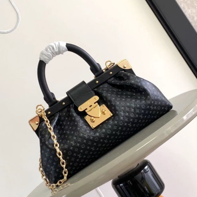 LV路易威登 M22326 M22325來自 Nanogram 特別系列的 Monogram Clutch 手袋為柔軟牛皮革材質，飾有比例奇特的 Monogram 壓印花紋，略帶雙色效果。旋轉手柄接頭可折入包內