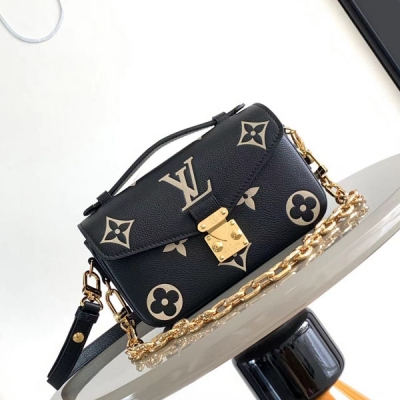 LV路易威登 M45661 M45653手袋最新來襲 本款 Onthego mini購物包將 Monogram 大圖案將展示得淋漓盡致 ，大字母壓印於柔軟粒面牛皮，其充裕內裡可容納筆記型電腦及其他辦公用品，長短