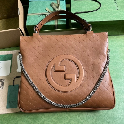 GUCCI古馳 Blondie系列中號托特包。Gucci Blondie系列包袋匠心綴飾以品牌典藏符號元素為靈感打造的圓形互扣式雙G元素。這款Gucci Blondie系列托特包配有頂部提手和鏈式肩帶，包身醒目綴飾以皮革貼飾匠心打造的品牌標