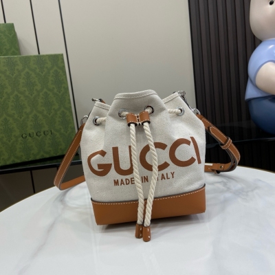 GUCCI古馳 新品 印花迷你肩背包。品牌標誌性印花不斷煥新演繹，生動彰顯品牌別具一格的美學理念。作為2024早春系列的重要敘事元素，“Gucci Made in Italy”印花匠心點綴這款米色帆布肩背包，與淺棕色滾邊和GG Suprem