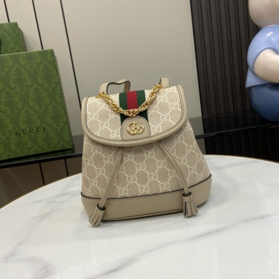 GUCCI古馳 新品 Ophidia系列迷你背包。Ophidia系列融合Gucci傳統精髓與現代設計，匠心呈獻亮眼新作。這款背包採用棕色和白色GG Supreme帆布精心製作，搭配經典織帶設計注入品牌內涵。可調節肩帶更添現代風範。米色和白色