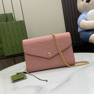 GUCCI古馳 新品 GG皮革鏈帶錢包。品牌頗具代表性的圖案化身為富於變化而不失經典本色的符號元素，為全新系列增色添彩。標誌性GG皮革賦予這款鏈帶錢包以別樣魅力。淺紫色GG皮革，金色調金屬配件，雲紋織物襯裡，內部：拉鍊口袋、卡片隔層、鈔票隔