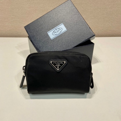 Prada普拉達 小手包1NA339新品 這款手拿包採用創新性的Prada Re-Nylon再生尼龍打造。袋口拉璉設計，內袋配有一條拉鍊口袋，頂級五金，容量空間大，卡片/車鑰匙/口紅/統統沒問題，寶寶們，你們心心念念的小手包到貨了 長12x