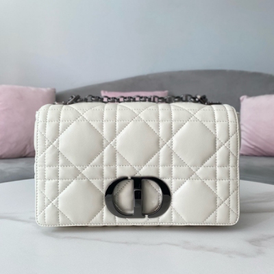 Dior迪奧 新品 中號 DIOR CARO 手袋 灰色牛皮革絎縫超大藤格紋 這款 Dior Caro 手袋結合典雅氣質與現代風範。採用灰色牛皮革精心製作，搭配原創的絎縫效果超大藤格紋緝麵線，別具一格。翻蓋飾以金屬覆層旋鈕式“CD”扣環，靈