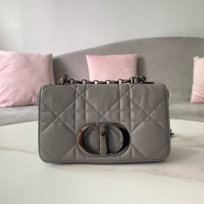 Dior迪奧 新品 小號 DIOR CARO 手袋 灰色牛皮革絎縫超大藤格紋 這款 Dior Caro 手袋結合典雅氣質與現代風範。採用灰色牛皮革精心製作，搭配原創的絎縫效果超大藤格紋緝麵線，別具一格。翻蓋飾以金屬覆層旋鈕式“CD”扣環，靈