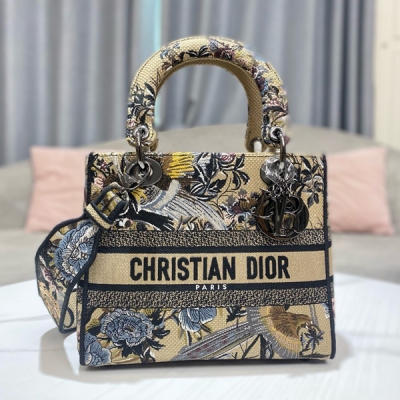 Dior迪奧 新品 中號 LADY D-LITE 手袋 米色面料多色 Dior Jardin d'Hiver 圖案刺繡 這款 Lady D-Lite 手袋將經典優雅的氣質與 Dior 品牌的時尚風貌融為一體。採用米色面料精心製作，通體飾以多