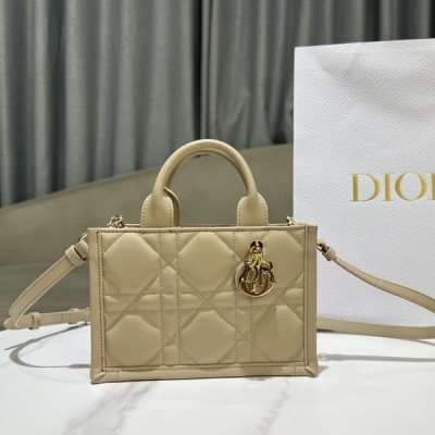 Dior迪奧 BOOK TOTE MINI（附肩帶）這款迷你手袋由瑪麗亞?嘉茜婭?蔻麗 (Maria Grazia Chiuri) 精心設計，豐富了經典的 Book Tote 系列。採用牛皮革精心製作，飾以經典的超大藤格紋緝麵線，搭配淺金色