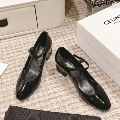 Celine 2023春夏新款瑪麗珍單鞋，專櫃限量發售一鞋難求，凱旋門的五金扣設計極具品牌辨識度，非常百搭的一款單鞋！鞋面進口牛漆皮，內裡山羊皮，上腳非常舒適不磨腳，鞋底進口真皮大底，碼數35-40（40可訂做）