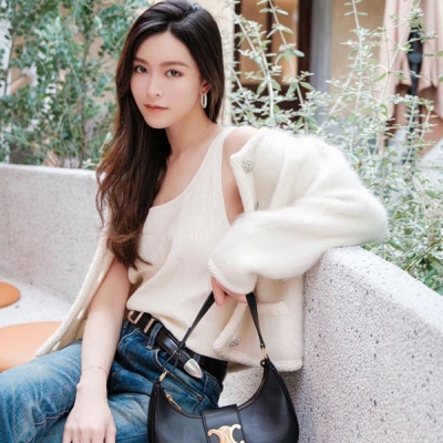 Celine 2023fw 毛絨絨開衫 又仙又美的少女感 優雅時髦的米白色絕對吸睛無數太愛了 仙女本仙了 精選高比例進口馬海毛質感輕盈蓬鬆 雲朵般的上身體驗 人手一件的必備款 SML