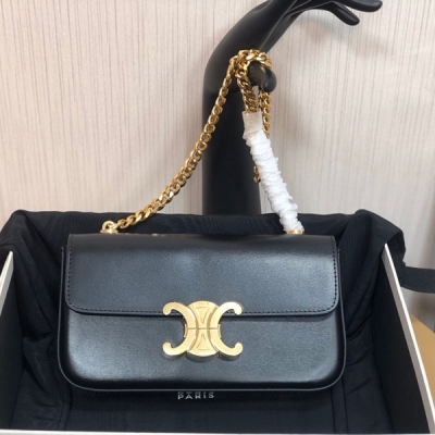 Celine 2024新品 小號亮澤牛皮革鏈條包 金屬鏈條腋下包也很絕 搭配標誌性復古凱旋門鎖扣 貴氣十足 精緻感滿分 又酷又颯 可甜可鹽 容量也不小 手機口紅氣墊鑰匙通通可以放 牛皮革搭配羊皮革襯裡，肩背，搭配TRIOMPHE 金色鏈條