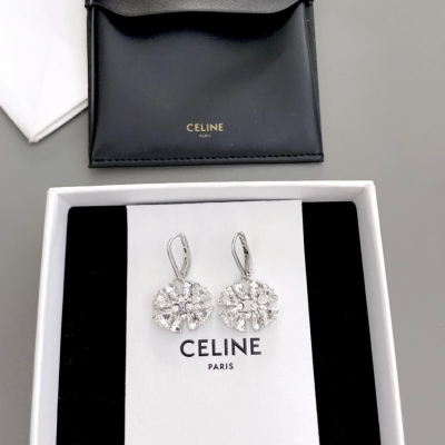 Celine 滿鑽四葉草耳釘，超級blingbling閉眼入！配包裝！愛了愛了！一眼就看中的系列，網紅們的最愛！由四顆施華洛水滴鑽和四顆三角鑽組成，非常重工！異形鑽巨巨巨貴！360度全方位細緻拋光！細節真心處理的比正品還完美！區分市面各種l