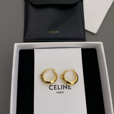 Celine 厚圈凱旋門耳環，最新款愛了愛了！一眼就看中的系列，配包裝！網紅們的最愛！經典大氣，五金配件均是CNC精雕機雕刻出來的，凱旋門標誌嵌入金屬圈且非常吻合！立體高級感無敵了！Logo，非常清晰細膩！認准我們家出品，細節全部放大編碼，