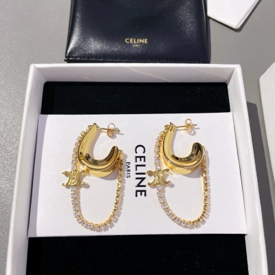 Celine 半月鑽鏈凱旋門耳環 現貨經典的凱旋門logo元素設計超級bling的鑽條爆送包裝！任你自由靈魂搭配，極簡ins風格的feel，讓人挪不開眼，日常搭配出場率賊高！配件均是CNC上機分件做的，凱旋門標誌線條乾淨俐落，刻字清晰，縫隙