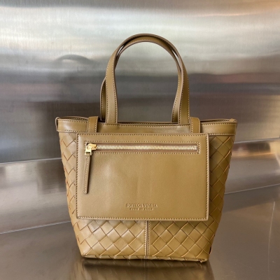 BV Bottega Veneta 葆蝶家 2023新品Flip Flap 托特包，簡約實用托特包身設計，經典皮革編織，將Bv工藝展現的淋漓盡致 也使整個包包顯得更加精緻，拉鍊小口袋可放包包內部，也可置於外部作為手袋封口，百變多樣的小托特