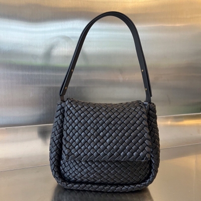 BV Bottega Veneta 2023秋冬新品COBBLE 肩背包 經典的細編織回歸啦！回味不一樣的風格和回憶 同樣採用標誌性的intrecciato編織皮革工藝以及柔軟的小羊皮製成，設計風格簡約，優雅 俐落 凹顯極具格調的設計巧思，