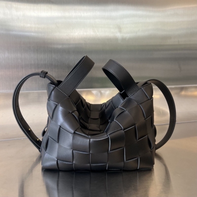 BV Bottega Veneta 2023新款保齡球包 結合了BV經典的編織元素 整個包包都充滿著工藝，獨特且展現品味十足的一隻 牛皮製成 質感柔滑 可拆卸肩帶 還配有單個可拆卸內部有拉鍊口袋 可拎可背 男生背也很陽光 多種背法搭配你的高