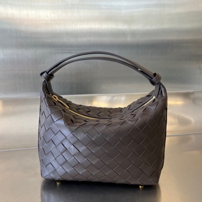 BV Bottega Veneta Wallace肩背便當包 拎上就走的一款飯盒包 經典的intrecciato編織工藝而成 體現了bottega的匠人精神 整個包身採用頂級的happa小羊皮 非常柔軟 輕質 小小的包型可愛也精緻 內裡容量