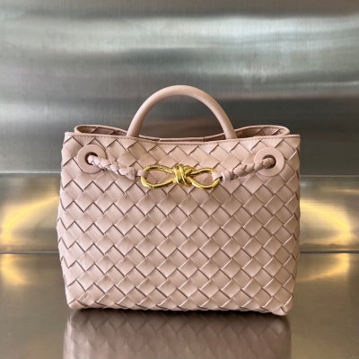 BV Bottega Veneta 2024春夏新款Andiamo手袋 眾多明星同款 經典的全身皮革編織搭配金色繩結扣 夠沉穩也夠瀟灑 整體皆由Nappa羊皮革製成 舒適柔軟且富有動感 可滑動的金屬繩結扣可以調整肩帶，單肩/手伶/斜挎 多種